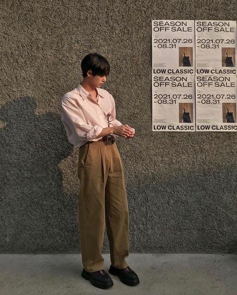 Pink Loafers Outfit, Brown Trousers Outfit, Mens Pleated Trousers, Brown Jeans Outfit, Pink Jeans Outfit, Trousers Outfit Men, Pink Summer Outfits, Loafer Outfits, Vintage Summer Outfits