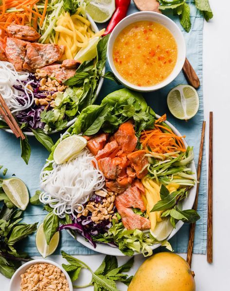 Rice Noodle Bowls, Salmon Noodles, Salad Bowl Recipes, Clean Eating Inspiration, Rice Noodle Recipes, Citrus Fish, Rice Noodle Salad, Salmon Rice, Pineapple And Coconut