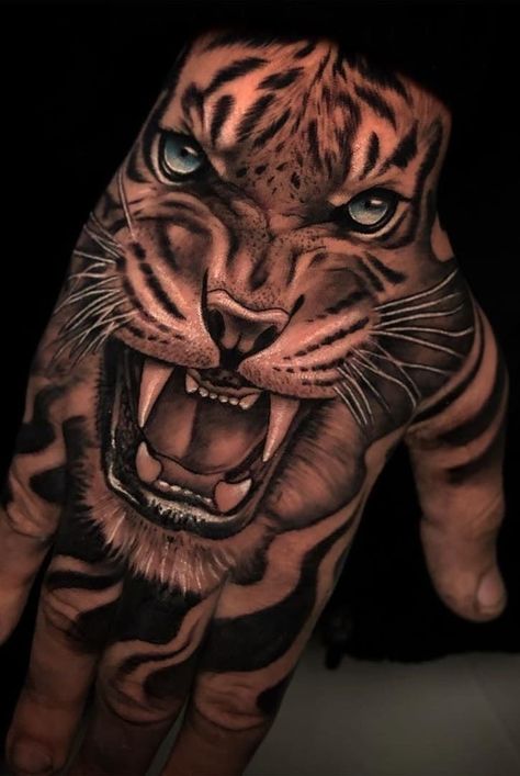 Tiger Hand Tattoo, Lion Hand Tattoo, Herren Hand Tattoos, Hand Tatto, Realistisches Tattoo, Lion Tattoo Sleeves, Lion Head Tattoos, 13 Tattoos, Egypt Tattoo