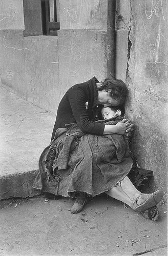 Homeless People, Powerful Images, People Of The World, 영감을 주는 캐릭터, 인물 사진, White Photo, Photojournalism, Mothers Love, Vintage Photographs