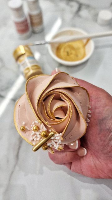 Rosette Piping, Pink Wedding Cupcakes, Rose Frosting, Pink Cupcakes Birthday, Rosette Cupcakes, Gold Luster Dust, Rose Gold Cake, Gold Cupcakes, How To Make Rose