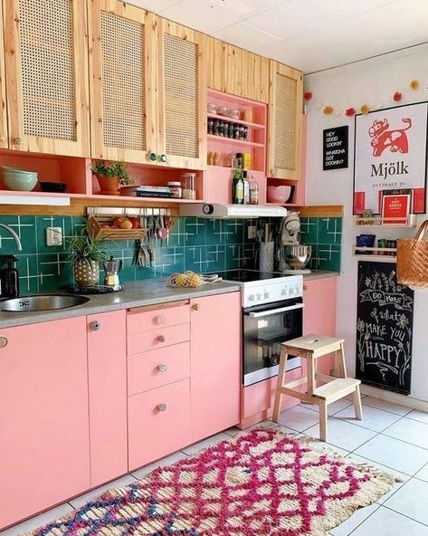 a cozy bright maximalist kitchen design Maximalist Kitchen, Provincial Decor, French Provincial Decor, French Kitchen Decor, Mediterranean Decor, Country Farmhouse Decor, Umbria, Small Living Room, 인테리어 디자인