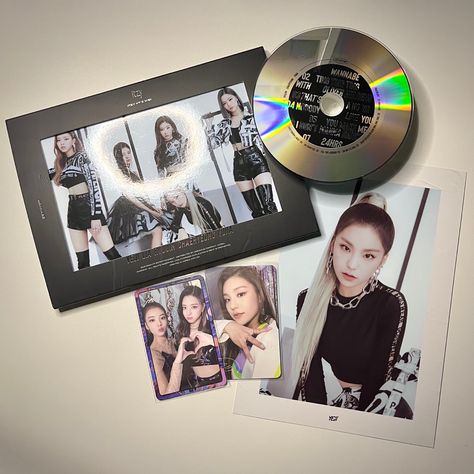 itzy it’z me (it’z ver.) Itzy Collection, It'z Me, Kpop Photocards, Kpop Albums, Kpop Album, Pop Albums, Aesthetic Kpop, Album Photo, Kpop Aesthetic