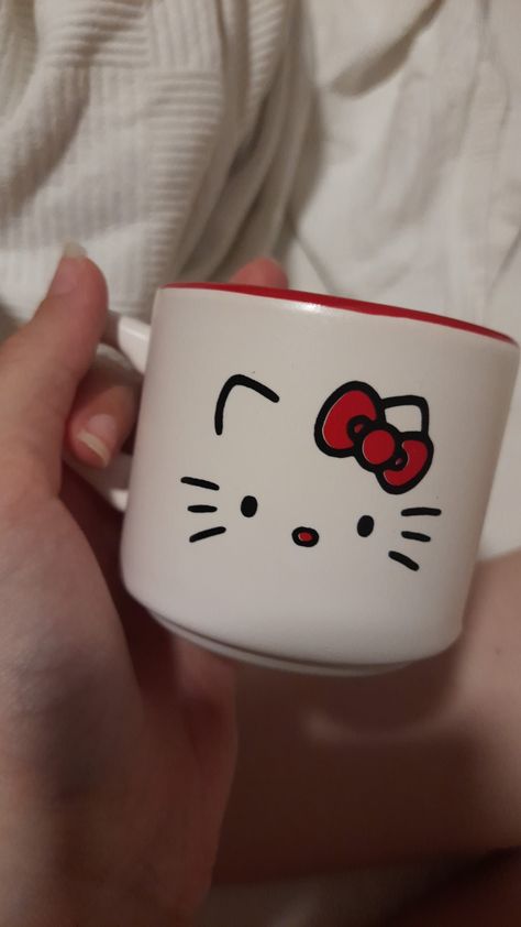 hello kitty mug Hello Kitty Pottery Painting, Mug Art Paint, Hello Kitty Pottery, Mug Painting Ideas, Diy Hello Kitty, Mug Drawing, Hello Kitty Mug, Kuromi Melody, Kitty Drawing