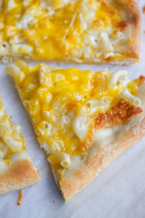 Macaroni And Cheese Pizza, Mac N Cheese Pizza, Creme Fraiche Sauce, Elbow Noodles, Mac And Cheese Pizza, Cheese Pizza Recipe, Pizza Dessert, White Pizza Recipes, Pizza Roll