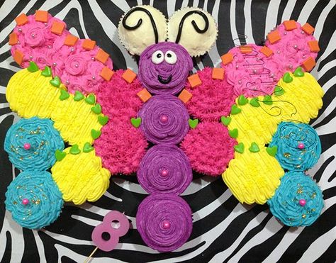 Butterfly - Best Birthday Pull Apart Cupcake Cakes. Simple creative cake inspiration for a birthday party celebration. Butterfly Cupcake Cake, Special Cupcakes, Perfect Cupcake Recipe, Cupcakes Flores, Cupcakes Design, Cakes Simple, Easy Icing, Cookies Cupcake, Pull Apart Cupcake Cake