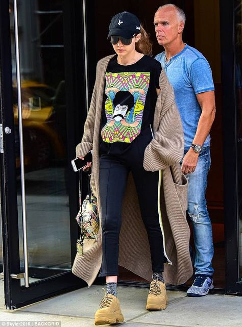 Gigi Hadid pairs a bright shirt with leggings and an oversized cardigan as she steps out in NYC | Daily Mail Online T Shirt With Cardigan Outfit, Gigi Hadid Clothes, Gigi Hadid Fashion, Shirt With Leggings, Hadid Fashion, Gigi Hadid Street Style, Gigi Hadid Looks, Gigi Hadid Outfits, Gigi Hadid Style