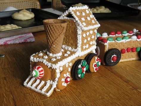 Cookie train - waffle cone for chimney and oreos for wheels Polar Express Gingerbread House, Polar Express Gingerbread Train, Train Gingerbread House, Graham Cracker Train, Gingerbread House Chimney, Gingerbread Train Ideas, Gingerbread House Pattern, House Chimney, Graham Cracker Gingerbread