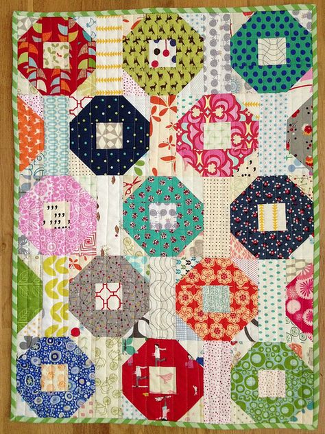 Scrappy Sewing Machine Cover | Flickr - Photo Sharing! Snowball Quilts, Vintage Quilts Patterns, Circle Quilts, Sewing Machine Cover, Miniature Quilts, Fabric Ideas, Scrappy Quilt, Doll Quilt, Scrappy Quilts