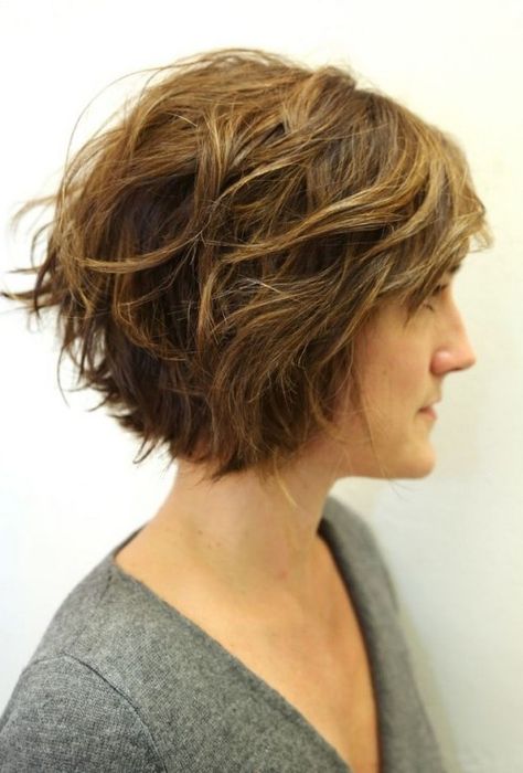 21 Wavy Bob Hairstyles You'll Love - Pretty Designs Short Wavy Haircuts, Short Wavy Bob, Wavy Bob Haircuts, Thick Wavy Hair, Shaggy Bob, Wavy Bob Hairstyles, Messy Short Hair, Haircuts For Wavy Hair, Short Hairstyles For Thick Hair