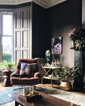 9 Dramatic rooms that will make you feel amazed London Clay, Lots Of Plants, Mad About The House, Dark Living Rooms, Farrow And Ball, Beautiful Rooms, Dark Walls, Dark Interiors, Style Deco