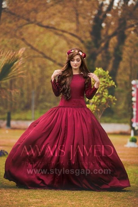 Frock Design Wedding, Bridal Shower Dress Ideas, Gowns Pakistani, Short Frock Design, Maroon Gowns, Bridal Shower Dresses, Bridal Maxi, Dresses Images, Bridal Mehndi Dresses