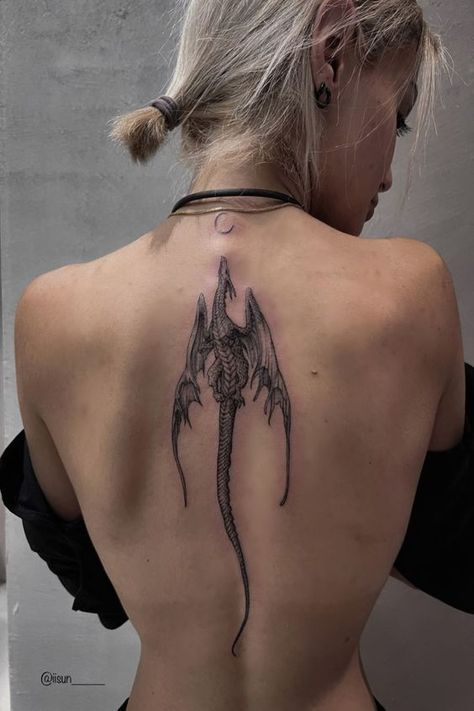 Tattoo Trends 2024: Explore the Latest and Coolest Tattoo Designs https://go.fiverr.com/visit/?bta=789541&brand=fp&landingPage=https%253A%252F%252Fgo.fiverr.com%252Fvisit%252F%253Fbta%253D789541%2526brand%253Dfiverrcpa Dragon Tattoo On Chest Women, Atla Tattoo Dragon, Women Back Tattoo Ideas, Upper Back Tattoo Women, Middle Back Tattoo, Dragon Chest Tattoo, Snake Spine Tattoo, Dragon Tattoo On Ribs, Dragon Spine Tattoo