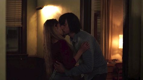 The perfect smol and tol kiss- Adam Driver's pushing 6'3" and Jemima Kirke is barely 5'2"- I love that he has to like bend nearly in half to kiss her, and his hand takes up about half her back- my goodness... Adam Driver Kiss Gif, Pet Duck, Girls Hbo, 70s Clothes, Jemima Kirke, Marriage Story, Star Wars Cast, Pet Ducks, Lana Rey