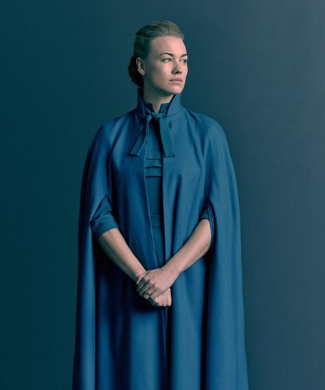 Serena Joy On The Handmaid's Tale Is Pregnant, Sort Of The Handmaid's Tale Book, Handmaids Tale Costume, A Handmaids Tale, Handmade Tale, Handmaids Tale, Elizabeth Moss, The Handmaid's Tale, Yvonne Strahovski, Image Film