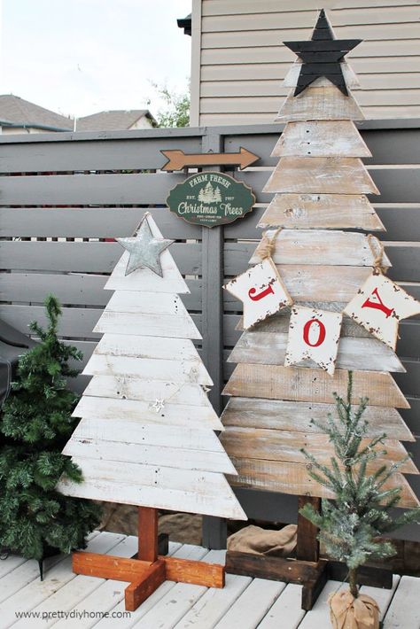 Christmas Trees Pallet Wood, Wooden Christmas Tree For Yard, Outdoor Wooden Christmas Trees Yard Art, Pallet Projects Christmas Tree, Wood Pallet Xmas Decor, Wooden Pallet Trees Christmas, Christmas Trees Made Out Of Pallets, Wooden Christmas Presents Front Porches, Christmas Crafts With Pallet Wood