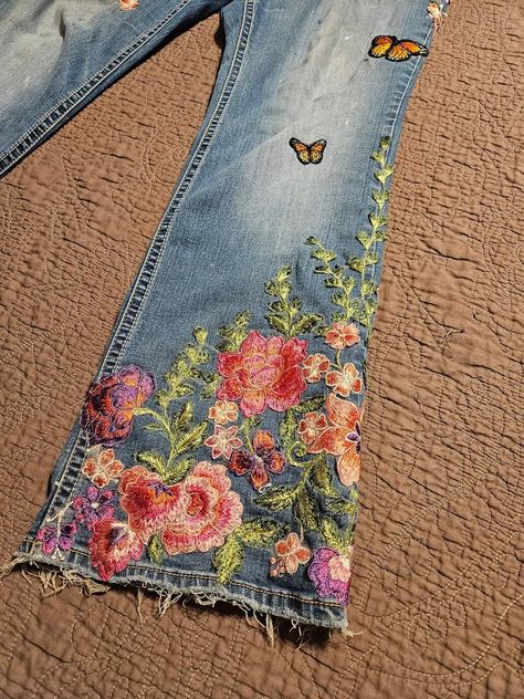 Cute Jeans With Flowers, Painted Flowers On Jeans, Floral Embroidered Jeans, Painted Jeans Flowers, Decorated Jeans, Second Life Clothing, Embroidery On Jeans, Bleaching Clothes, Applique Jeans