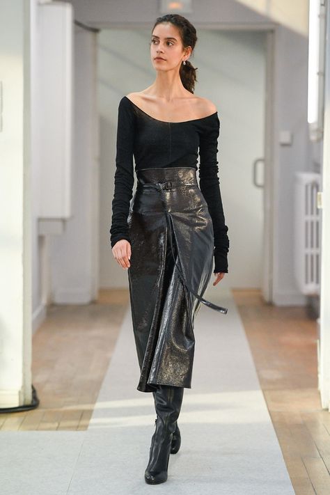 Lemaire Fall 2019 Ready-to-Wear Collection - Vogue Edgy Dress, Fall Styles, Fashion Runway, Black Women Fashion, Winter Mode, Easy Breezy, 가을 패션, Fall Fashion Trends, Looks Style