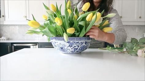 How to arrange tulips in a shallow bowl Tulip Arrangement Ideas Floral Design, Fresh Tulips, Diy Flower Arrangements, Tulips Arrangement, Valentine Bouquet, Spring Arrangements, Spring Centerpiece, Tulip Bulbs, Faux Flower Arrangements