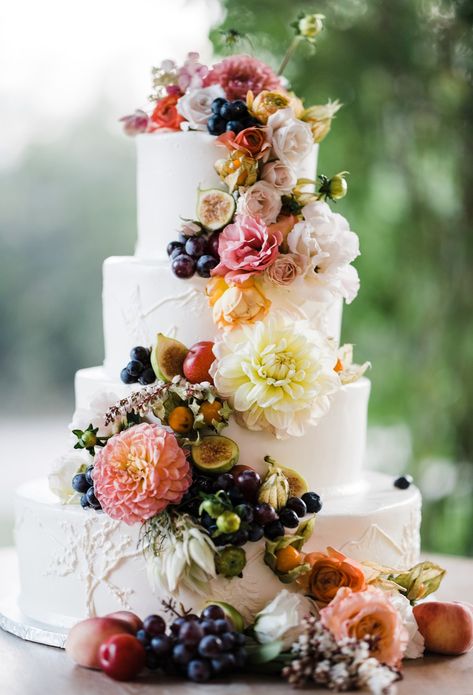 In addition to garden-fresh flowers, this wedding cake is also decorated with a bounty of seasonal fruits. Wedding Cake With Fresh Flowers, Fruit Wedding Cake, Wedding Cake With Flowers, Cake With Fresh Flowers, Spring Wedding Cake, Cake With Flowers, Pretty Wedding Cakes, Summer Wedding Cakes, Floral Wedding Cake