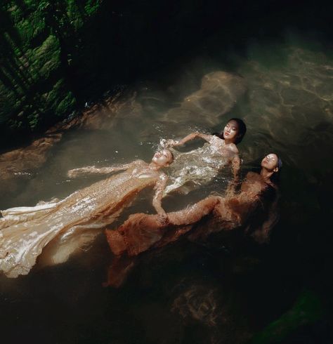 Water Nymphs, Mermaid Aesthetic, Photographie Inspo, Body Of Water, Sea Witch, Divine Feminine, Photography Inspo, Art Reference Photos, Pose Reference