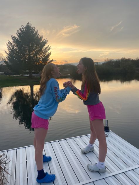 Preppy Pfp 2 Besties, Preppy Pictures To Recreate, Preppy Bestie Pics, Friendship Photoshoot, Preppy Inspiration, Summer Poses, Summer Picture Poses, Friend Pictures Poses, Summer Pics