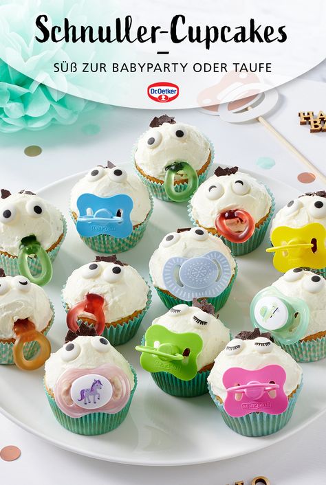 Dieses Rezept für locker-leckere Muffins mit Frischkäse-Topping ist einfach zuzubereiten und ideal für jede Baby-Party. Auch zur Geburt oder Taufe passen die Schnuller-Cupcakes hervorragend. #Babyshower #Babyparty #Rezeptidee Baby Party Essen, Baby Shower Kuchen, Baby Cupcakes, Baby Muffins, Baby Shower Baskets, Baby Cupcake, Disney Baby Shower, Baby Q, Party Buffet