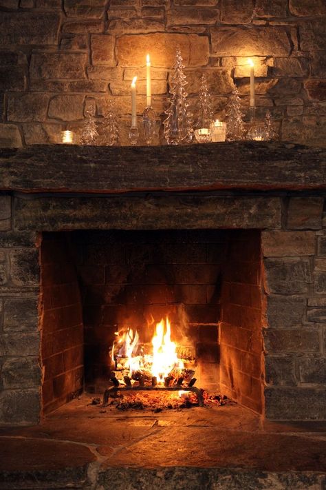 Rustic Fireplaces, Hearth And Home, Home Fireplace, Cozy Fireplace, Fireplace Design, Cabin Homes, Cabins In The Woods, Design Case, Log Homes