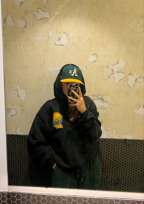 Mirror selfie inspo, mirror selfie, selfie inspo, street fashion, street style, streetwear, street wear, street style outfit, fashion inspo, women street style, fit check, fit inspo, fit inspiration, cool aesthetic, fashion aesthetic, cool outfit aesthetic, cool pic inspo, graphic hoodie, snapback, cool snapback Snapback Outfit Women, Fashion Inspo Women, Mirror Fit Check, Snapback Outfit, Inspi Outfit, Women Street Style, Cool Aesthetic, Selfie Inspo, Aesthetic Cool