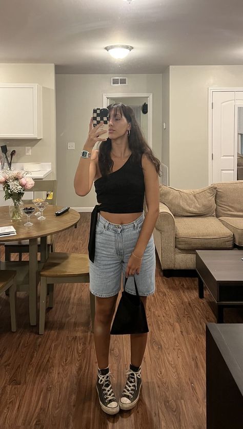 Shorts With Converse, Black Long Skirt Outfit, Bermuda Denim Shorts, Long Jean Shorts, Long Denim Shorts, Thrifted Fashion, Style College, Jean Short Outfits, Denim Shorts Outfit