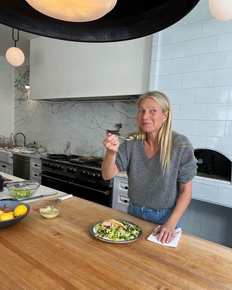 Gwyneth Paltrow Style, Cold Pressed Juice, Green Juice, Gwyneth Paltrow, Skin Care Treatments, Architectural Digest, Plant Based Diet, Organic Recipes, The Hamptons