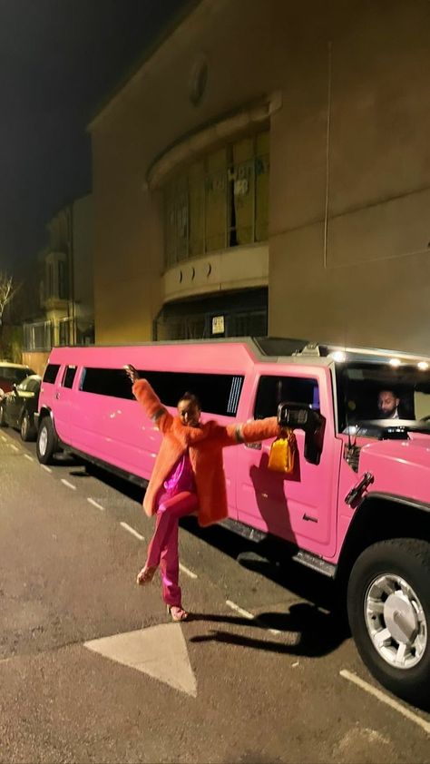 Pink Limo Birthday, Limo Sweet 16, Expensive Party Aesthetic, Limo Pictures Photo Ideas, Limo Aesthetic Party, Limo Party Aesthetic, Limo Photoshoot Ideas, Limo Party Ideas, Limo Aesthetics