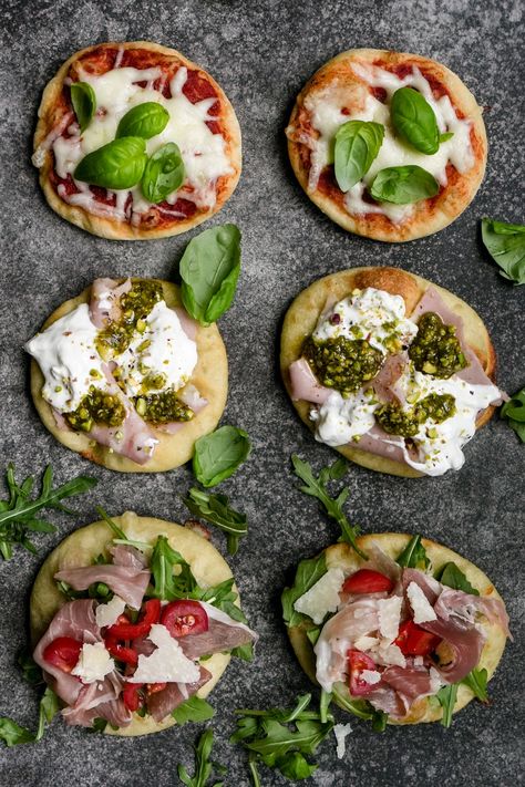 Mini pizzas with assorted toppings are so versatile for when you can't decide on one pizza topping! Pizza Lunch, Pizza Topping, Mini Pizzas, Pizza Recipes Homemade, Italian Pizza, Mini Pizza, Pizza Toppings, Homemade Pizza, Food App