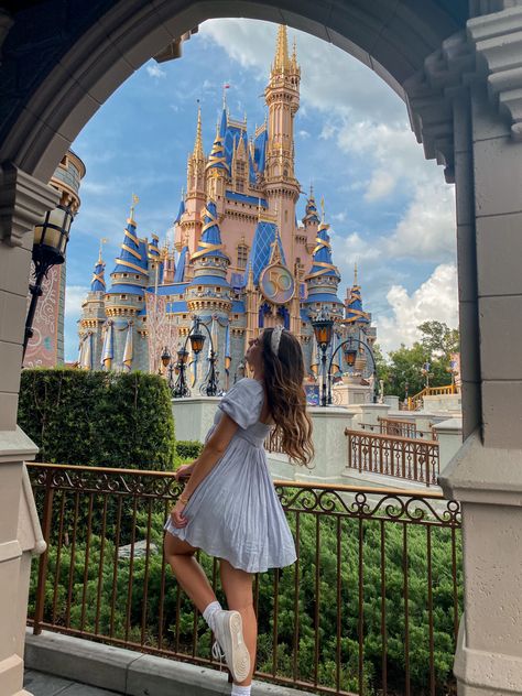 Photos Amoureux, Disney Poses, Disney Picture Ideas, Foto Disney, Disneyland Photos, Cute Disney Outfits, Disney Photo Ideas, Disney World Pictures, Disney Paris