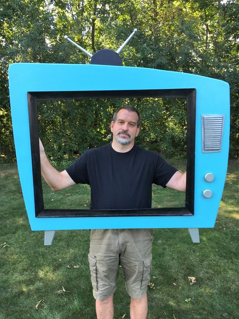 Made a frame for a 1950s photo booth. Check out his YouTube channel to see what else he's made. Trunk Or Treat Photo Booth, Diy Photo Frames For Parties, Photo Booth Ideas Diy, Cardboard Tv, Cornice Tv, Tv Props, Disney Room Decor, مشروعات العلوم, Diy Photo Backdrop