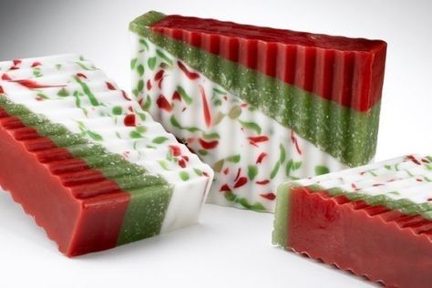 Gorgeous soap for the holidays Christmas Soaps, Savon Diy, Soap Design, Spa Soap, Making Baskets, Holiday Soap, Soap Craft, Christmas Soap, Soap Ideas