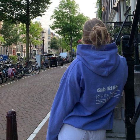 2023 Hoodie Trends, Blue Hoddies Outfits Aesthetic, Hoodie That Hoodies, Hoodies That Hoodie, Oversized Hoodies Aesthetic Outfit, Dark Blue Hoodie Outfit, Printed Hoodies Ideas, Hoodie Outfits Aesthetic, Hoddies Outfits Woman