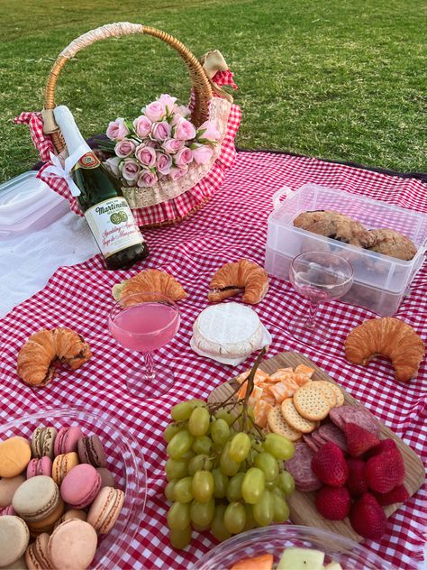 Rapunzel Wedding Theme, Cottage Core Picnic, Outdoor Tea Parties, Picnic Date Food, Picnic Activities, Cute Picnic, Aesthetic Picnic, Picnic Engagement, Picnic Inspiration