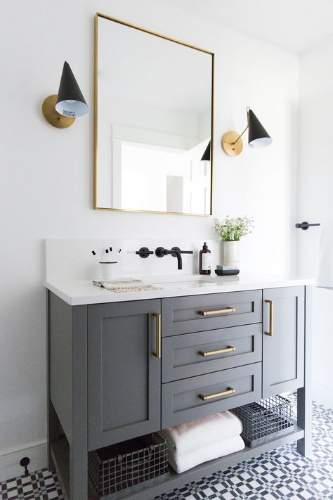 Tips for Bathroom Storage - Studio McGee Modern Traditional Bathroom, Dekorere Bad, Ideas Baños, Gray Vanity, Mercer Island, Bad Inspiration, Bathroom Guest, Steam Showers Bathroom, Custom Vanity