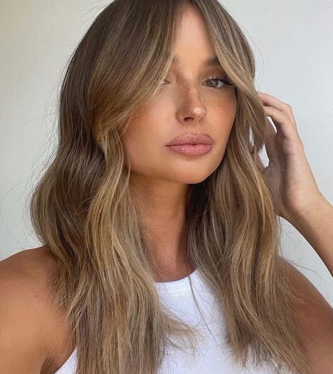 Hair by @michaelkellycolourist. Styled using KEVIN.MURPHY: #PREP // HYDRATE-ME.WASH and HYDRATE-ME.MASQUE ; PRE-TONG // SESSION.SPRAY FLEX ; POST-TONG // BEDROOM.HAIR ; FINISH // YOUNG.AGAIN DRY CONDITIONER . #KEVINMURPHY CLICK HERE: https://kevinmurphy.com.au/ Haircuts For Medium Length Hair, Brown Hair Inspo, Bangs With Medium Hair, Brown Hair Balayage, Blonde Hair Inspiration, Haircuts For Medium Hair, Haircuts Straight Hair, Hair Color And Cut, Trending Haircuts