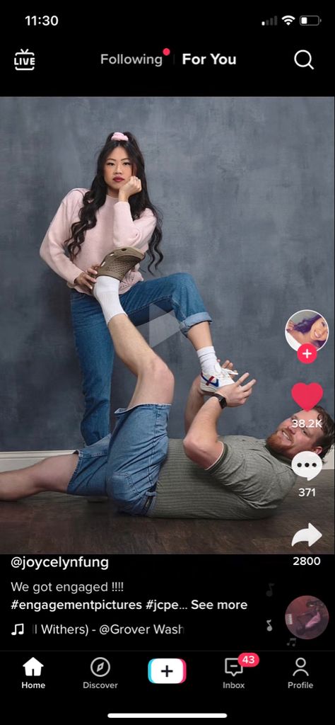 Cringe Poses, Cringy Photos, Older Sibling Poses, Awkward Photoshoot, Awkward Couple, Bug Photos, Awkward Family Pictures, Funny Photoshoot, Funny Photoshoot Ideas