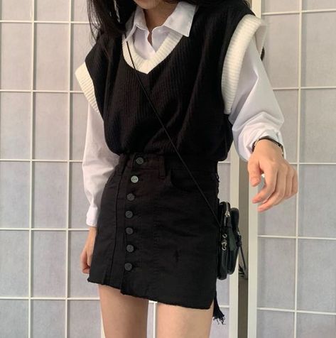 Korean Fashion Aesthetic, Academia Fashion, Korean Girl Fashion, Ulzzang Fashion, Korean Street Fashion, Mode Vintage, Korean Outfits, Looks Vintage, Black Skirt