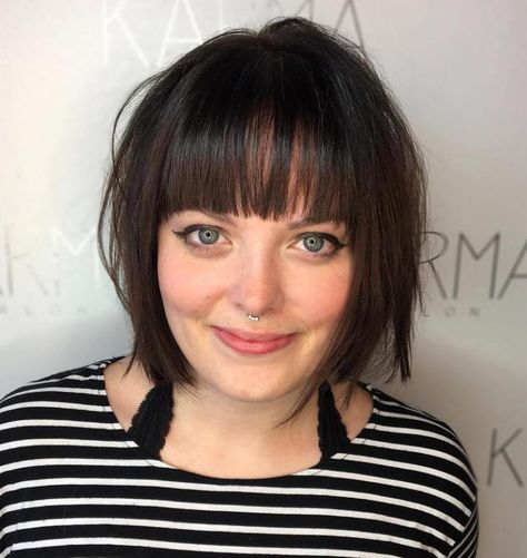 Chin-Length Bob With A Fringe Bob Inversat, Bangs For Fine Hair, Edgy Bob Hairstyles, Straight Bobs, Concave Bob Hairstyles, Long Layered Bob Hairstyles, Bob Pendek, Choppy Bob With Bangs, Bobbed Hairstyles With Fringe