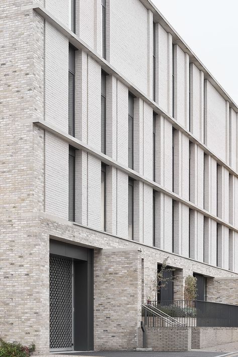 Brick Office Building, Stanton Williams, Brick Apartment, Nashville Hotels, Architecture Mapping, Big Building, Stone Facade, Brick Architecture, Photography Architecture