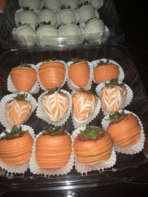 Orange Chocolate Covered Strawberries, Chocolate Covered Desserts, Valentine Strawberries, Chocolate Covered Strawberry Recipe, Chocolate Covered Strawberries Bouquet, Chocolate Dipped Fruit, White Chocolate Strawberries, Strawberry Gifts, Chocolate Covered Fruit