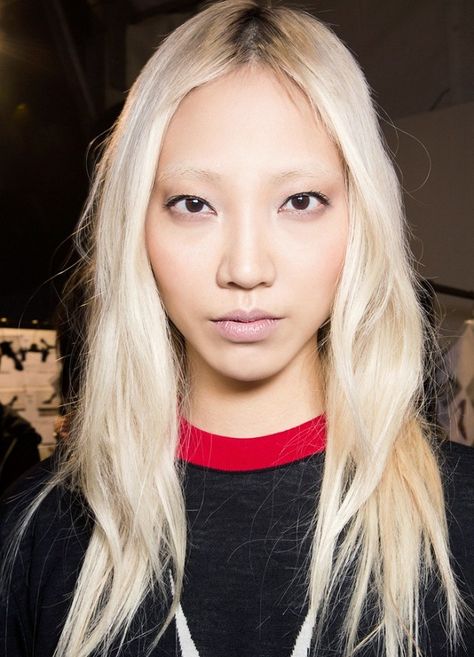 Soo Joo Park's platinum blonde hair is perfect Blonde Hair Dark Eyes, Blonde Asian Hair, Soo Joo Park, Bleached Brows, Bleached Eyebrows, Hair Color Guide, Purple Balayage, Blonde Asian, Bleach Blonde Hair