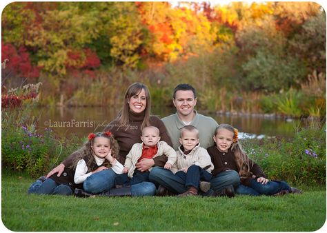 Great outdoor posing for family of six. Large Family Poses, Large Family Photos, Fall Family Portraits, Outdoor Family Photography, Family Portrait Poses, Family Picture Poses, Outdoor Pictures, Fall Family Pictures, Photography Poses Family