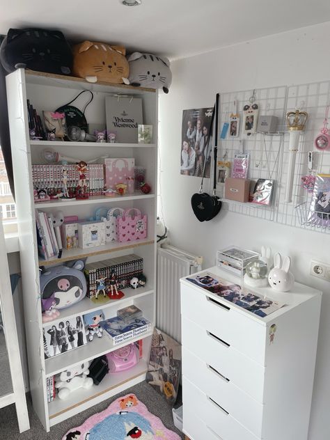 room inspo! my room, pls credit when reposting any of my pins ^_^ kpop anime manga sanrio Kpop Anime Room Ideas, Room Ideas Aesthetic Anime And Kpop, Kpop Home Decor, Kpop Dorm Room, Kpop Inspired Room, K Pop Room Ideas, Kpop Room Ideas, Kpop Room Aesthetic, Kpop Bedroom