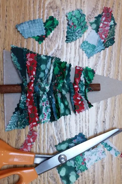 Christmas Crafts Sewing, Sew Christmas, Christmas Fabric Crafts, Fabric Tree, Bazaar Crafts, Fabric Christmas Ornaments Diy, Fabric Christmas Trees, Folded Fabric, Christmas Ornaments Diy