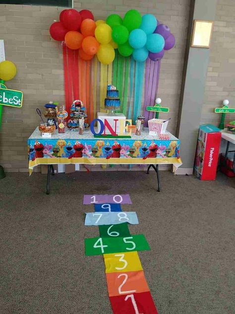 Sesame Street Treat Table Ideas, Cocomelon Table Decor, Sesame Street First Birthday Girl, Sesame Street Trunk Or Treat, Sesame Street Treats, Birthday Treat Table, Diy Elmo Birthday Party, Sesame Street Birthday Party Ideas Boy, Elmo Birthday Party Boy